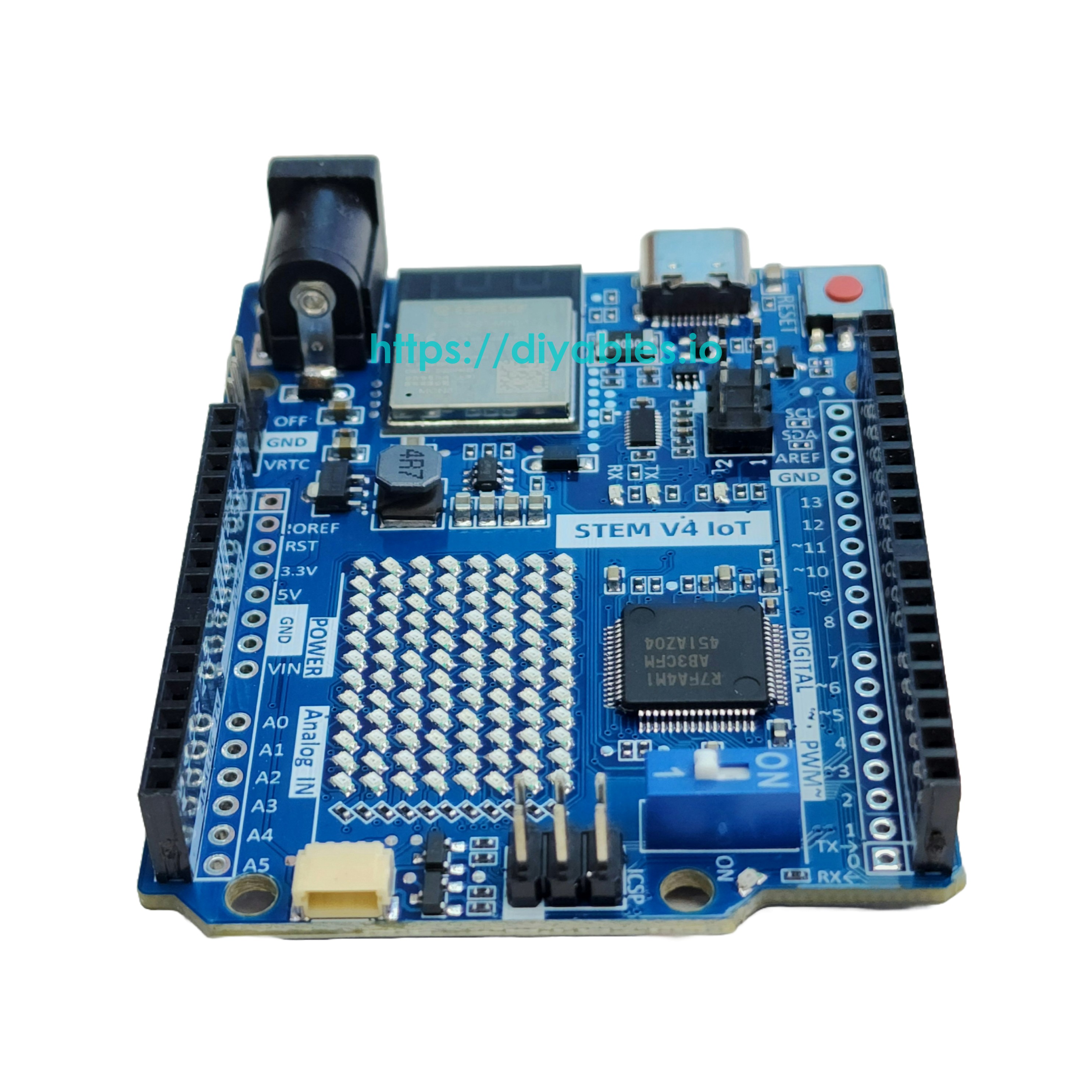 RA4M1 microcontroller board with 12x8 LED matrix and WiFi Bluetooth connectivity